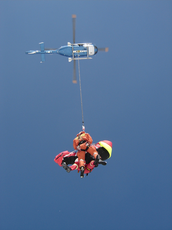 Transport pacienta v podvěsu pod vrtulníkem